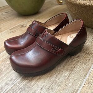 Dansko Burgundy Brush Off Leather Solstice Cordovan Slip On Clogs, EU Size 36